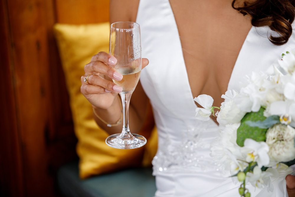 A.P Bloem bruiloft bruiloft bloemist Amsterdam bloemen bloemen trouwen bloemen bloemenwinkel wit tropische bruid bruidsboeket bruidboeket bruiloft hangar noord event evenement tropische bruid bruid bruidegom bruidegom champagne