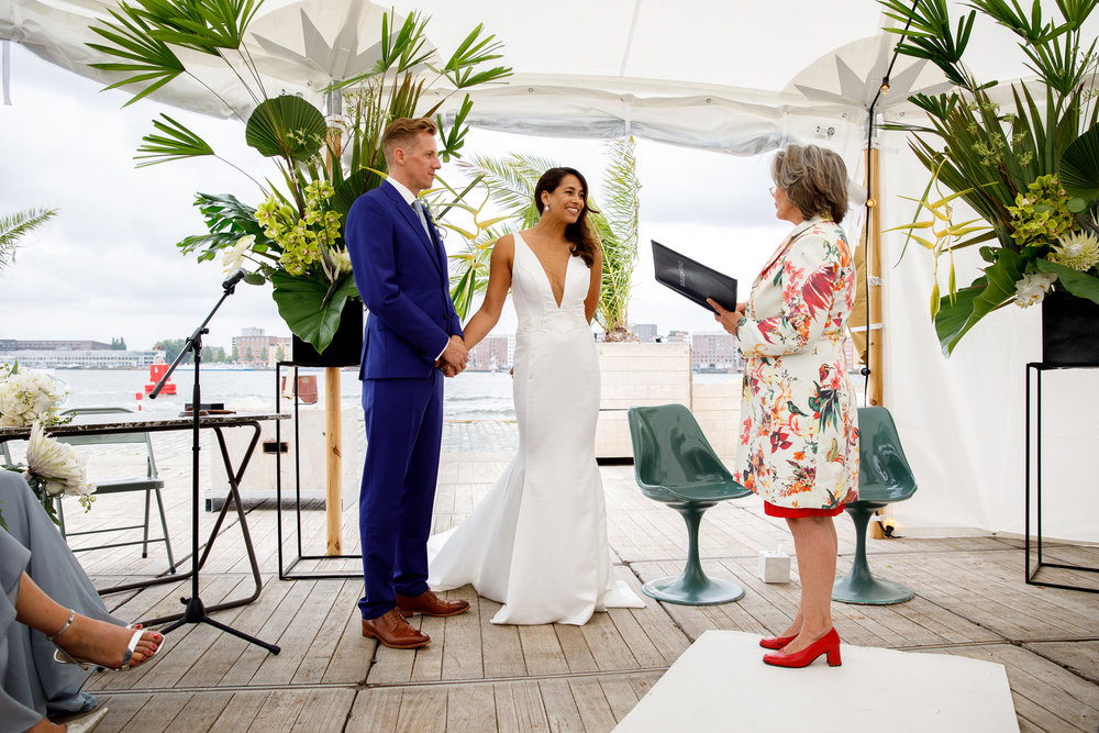 A.P Bloem bruiloft bruiloft bloemist Amsterdam bloemen bloemen trouwen bloemen bloemenwinkel wit tropische bruid bruidsboeket bruidboeket bruiloft hangar noord event evenement tropische bruid bruid bruidegom bruidegom ceremonie ceremonie hangar