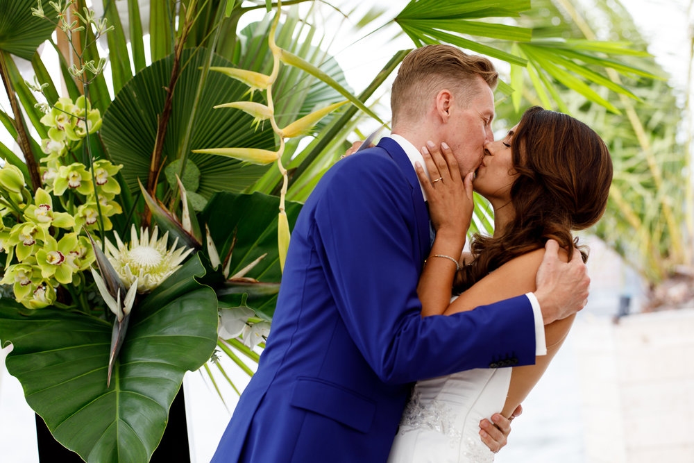 A.P Bloem wedding bruiloft florist Amsterdam flowers bloemen trouwen bloemen bloemenwinkel white tropical bride bruidsboeket bride bouquet bruiloft hangar noord event evenement tropical bride bruid groom bruidgom ceremony ceremonie kiss justmarried