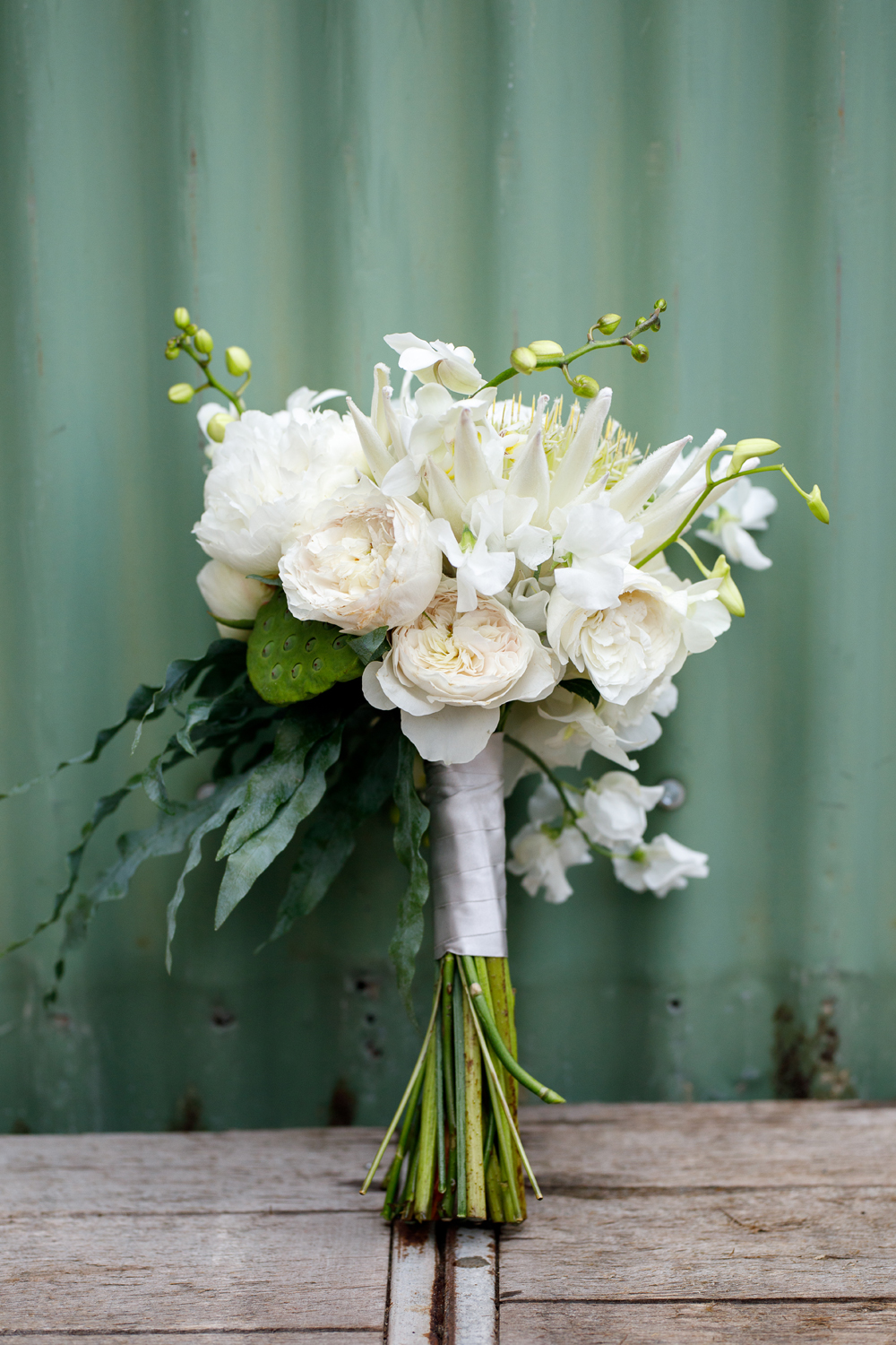 A.P Bloem bruiloft bruiloft bloemist Amsterdam bloemen bloemen trouwen bloemen bloemenwinkel wit tropische bruid bruidsboeket bruidboeket bruiloft hangar noord event evenement tropische bruid bruid bruidegom bruidsboeket ceremonie ceremonie