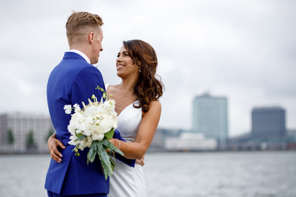 A.P Bloem bruiloft bruiloft bloemist Amsterdam bloemen bloemen trouwen bloemen bloemenwinkel wit tropische bruid bruidsboeket bruidboeket bruiloft hangar noord event evenement tropische bruid bruid bruidegom bruidsboeket ceremonie ceremonie