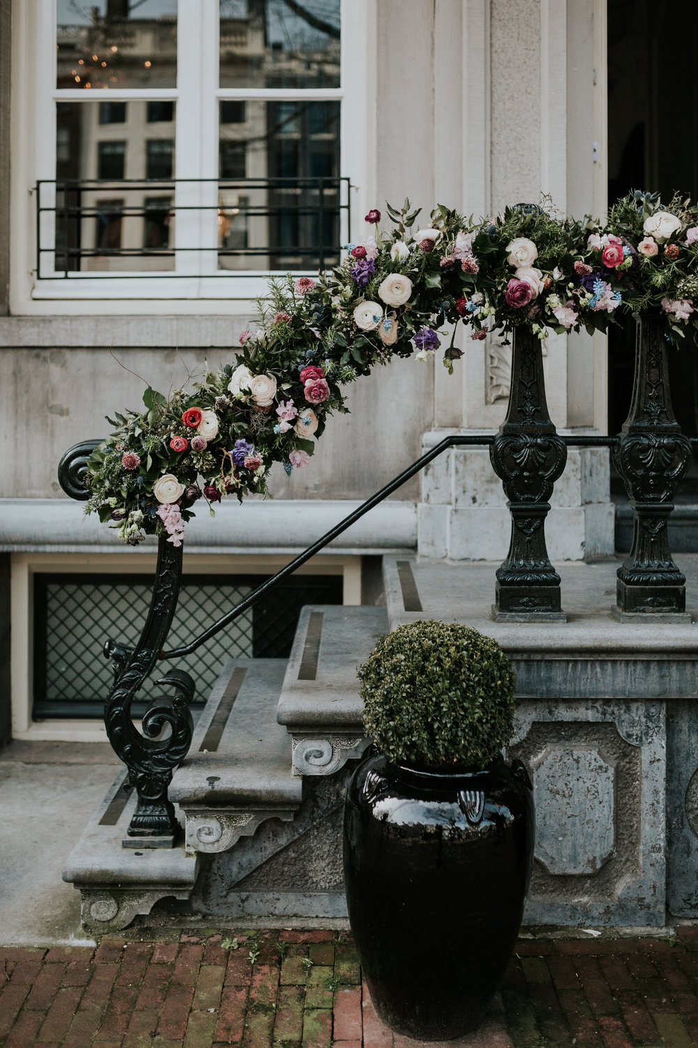 A.P Bloem florist ceremony ceremonie bloemist evenement bloemen amsterdam luxury golden age guirlande garland florals pulitzer wedding bruiloft trouwen marriage styling liefde peonies poppies papaver goudeneeuw stilllife dutch garland guirlande