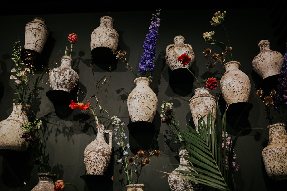 vaas vaas A.P Bloem bloemist bruidsboeket bruid bruidsmeisjes boeket boeket bloemist evenement bloemen amsterdam luxe gouden eeuw guirlande slinger bloemen pulitzer bruiloft bruiloft trouwen styling liefde pioenrozen klaprozen papaver goudeneeuw s…