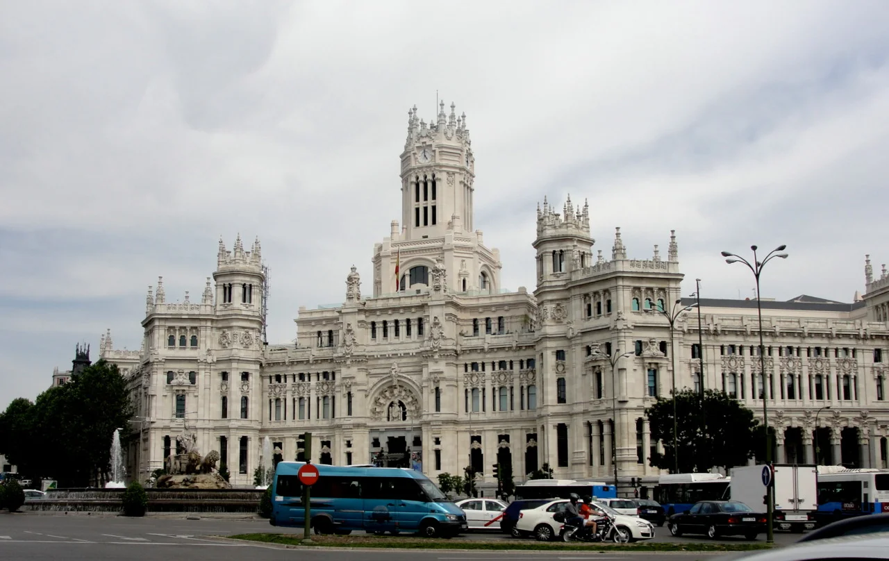 One of the beautiful buildings that greeted us as we arose from the Metro. 