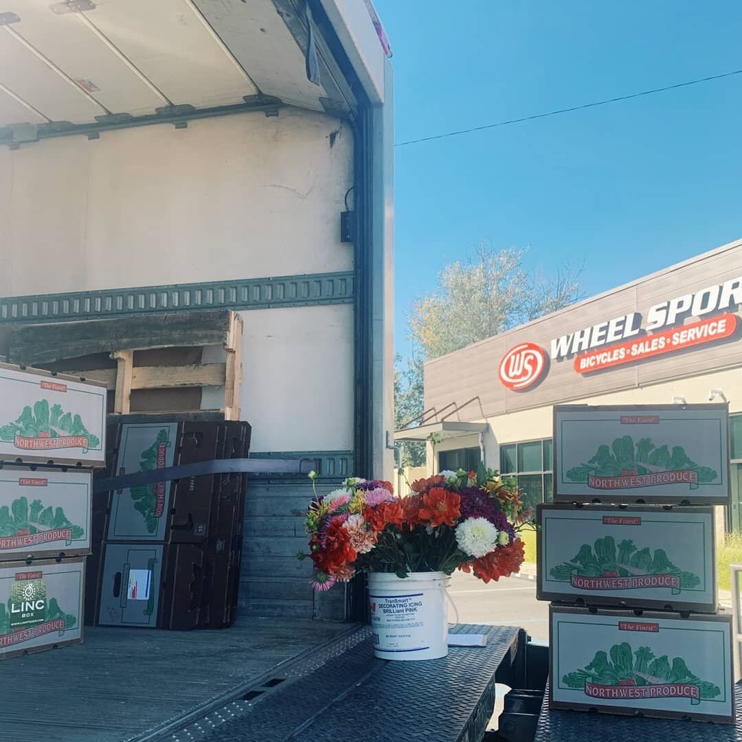 The skies aren't quite this blue today but we're up in North Spokane adorned in our n95's to get 40 shares of fresh-off-the-farm produce to the people! Some of the best fall fruits and veg from the Inland Northwest are yet to come and there are still