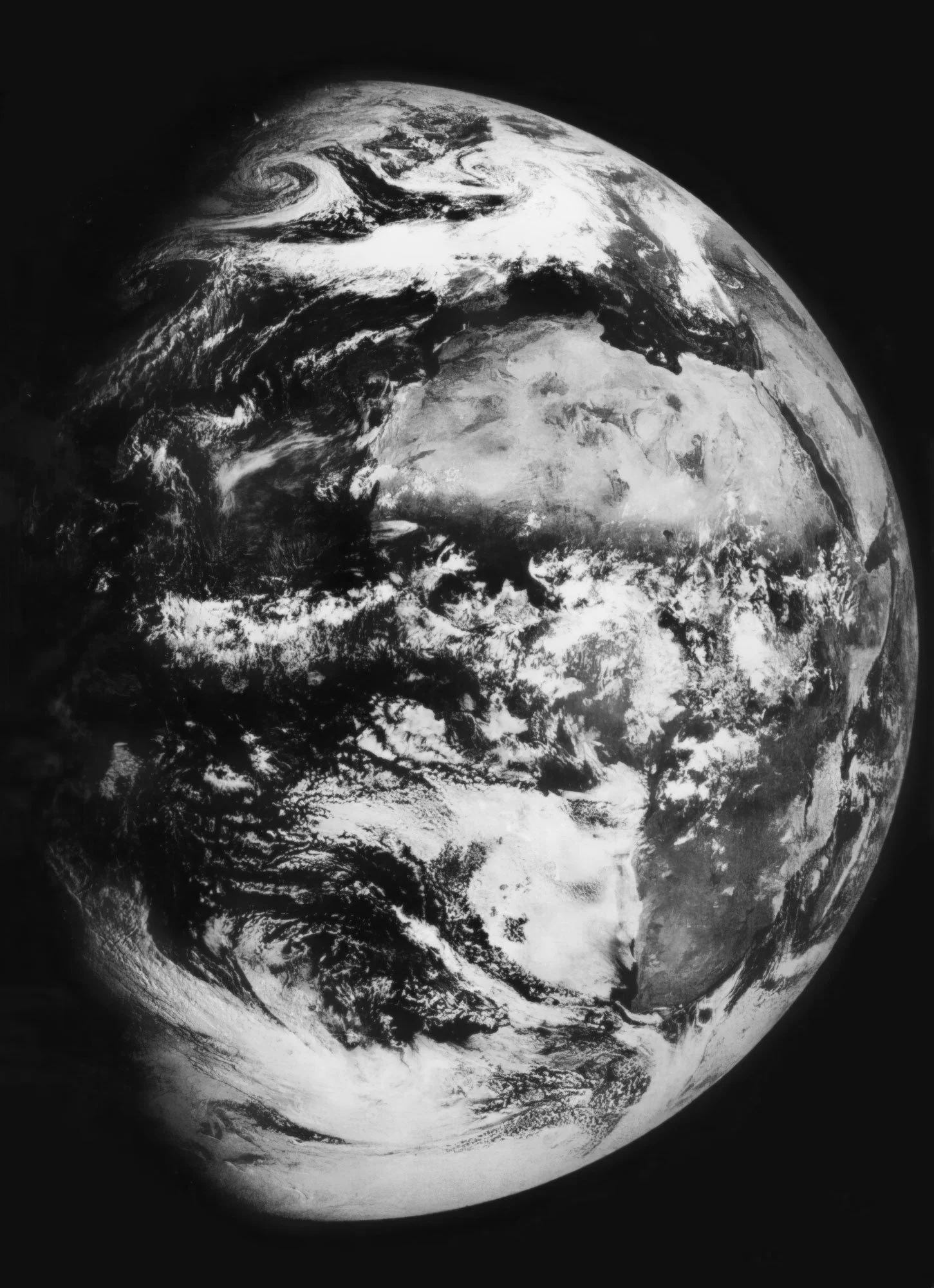 Zond 5 — Early Earth View from the Moon’s Vicinity September 18, 1968 The Soviet spacecraft Zond 5, the first to complete a circumlunar journey and return to Earth, captured this striking photograph of our planet from about 90,000 kilometers a