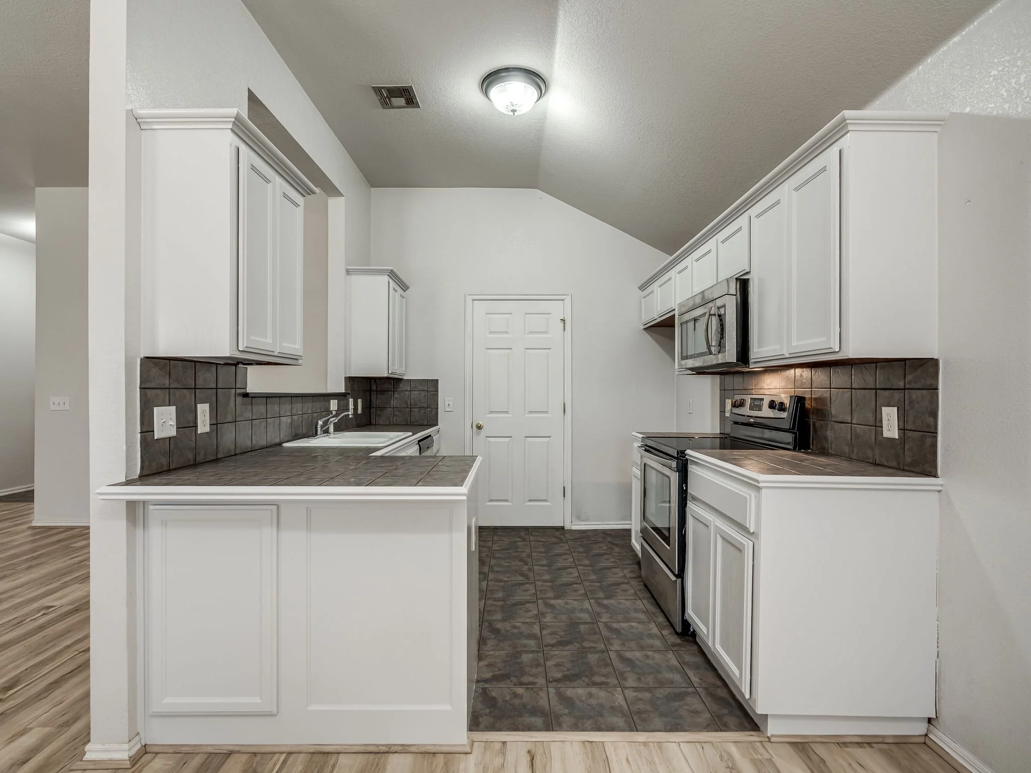 1853 Parkridge Drive-4.jpg