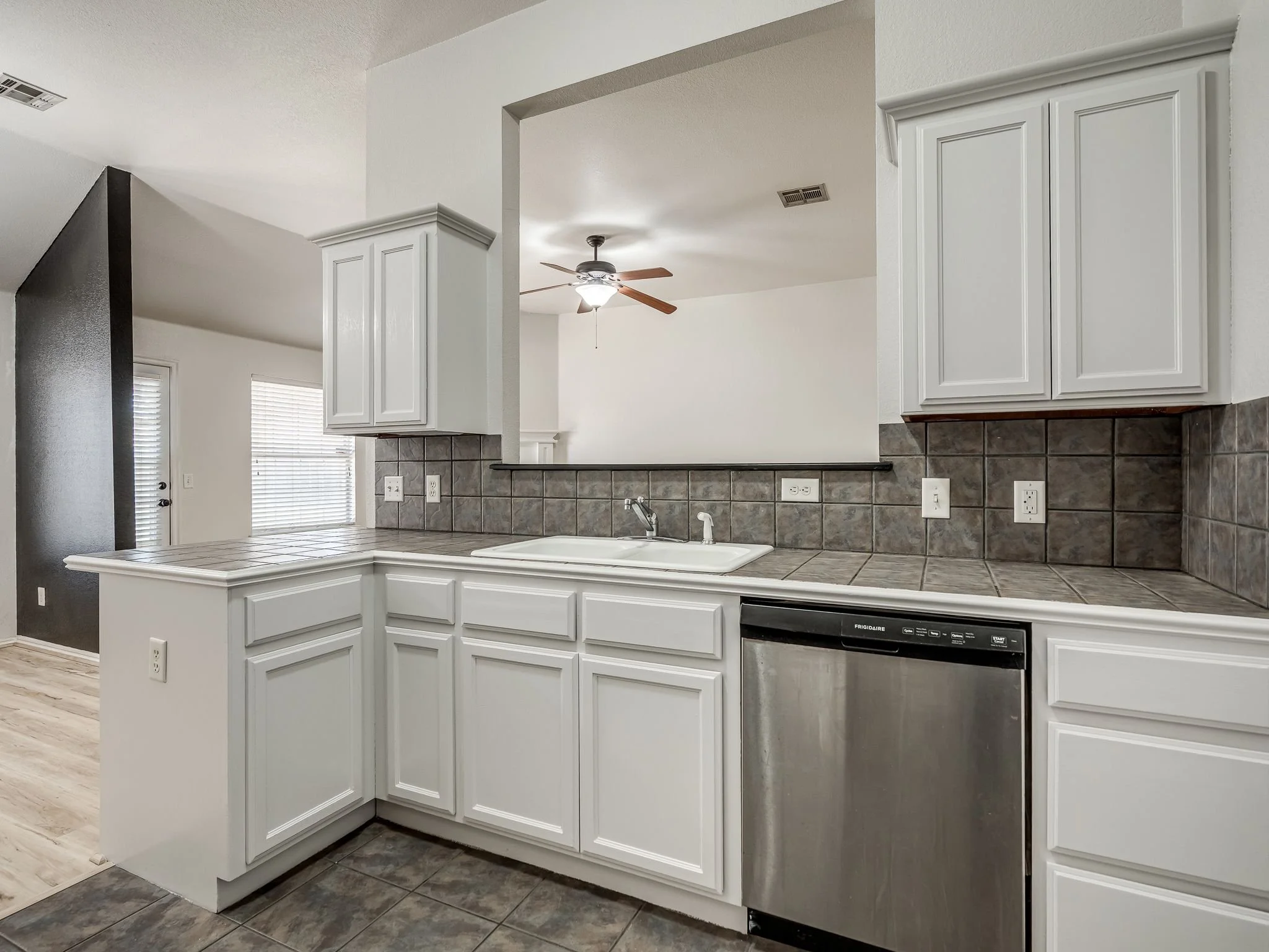 1853 Parkridge Drive-5.jpg