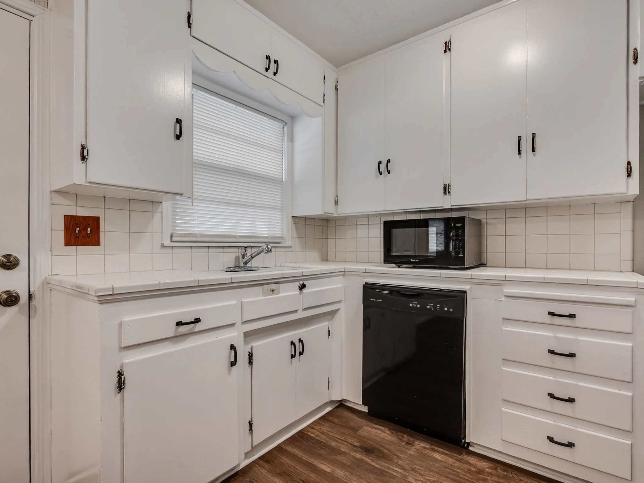 4401 NW 16th Pl-5.jpg