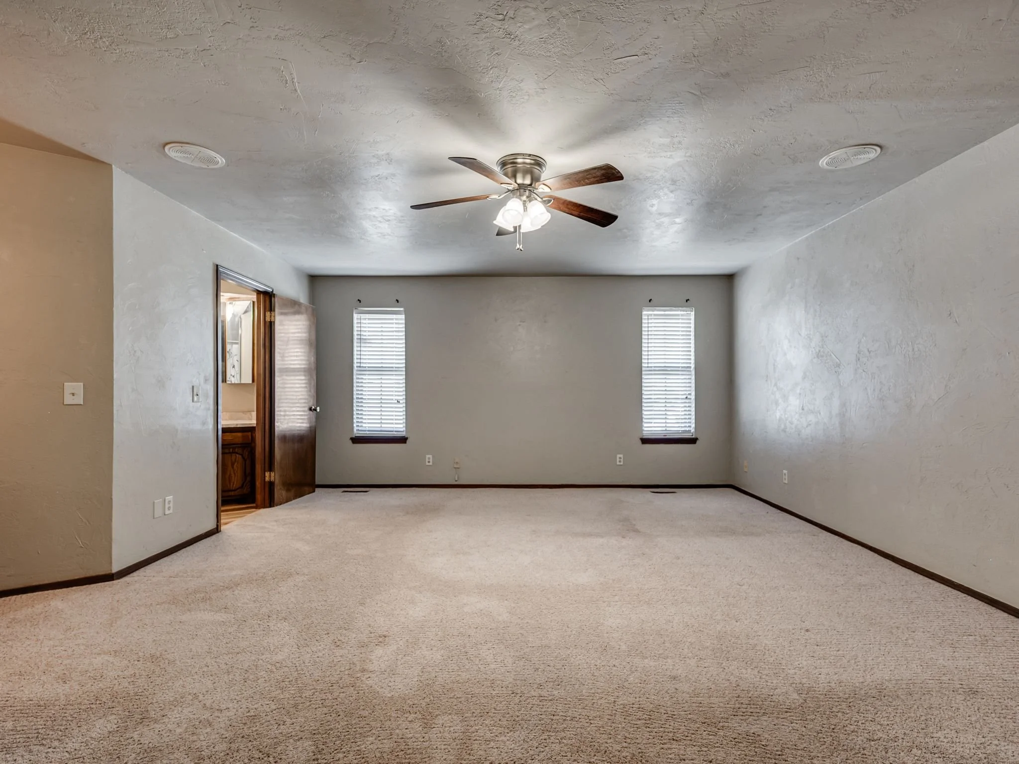 2501 Southlawn Dr-13.jpg