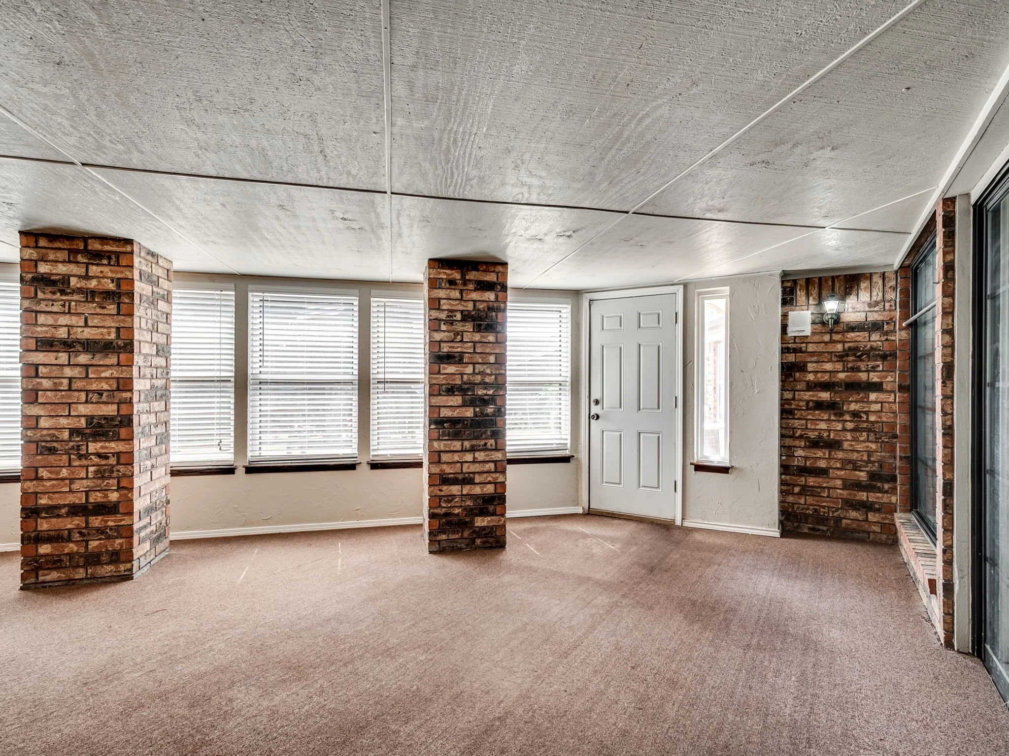 2501 Southlawn Dr-32.jpg