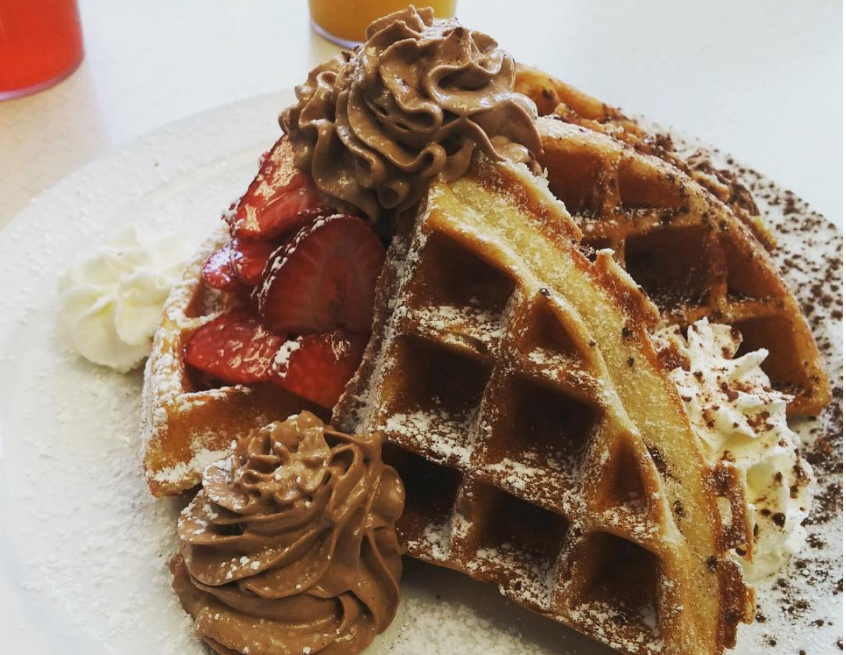 Mousse en fraise waffle - House-made chocolate mousse, fresh berries & whipped cream on a crispy Belgian waffle.