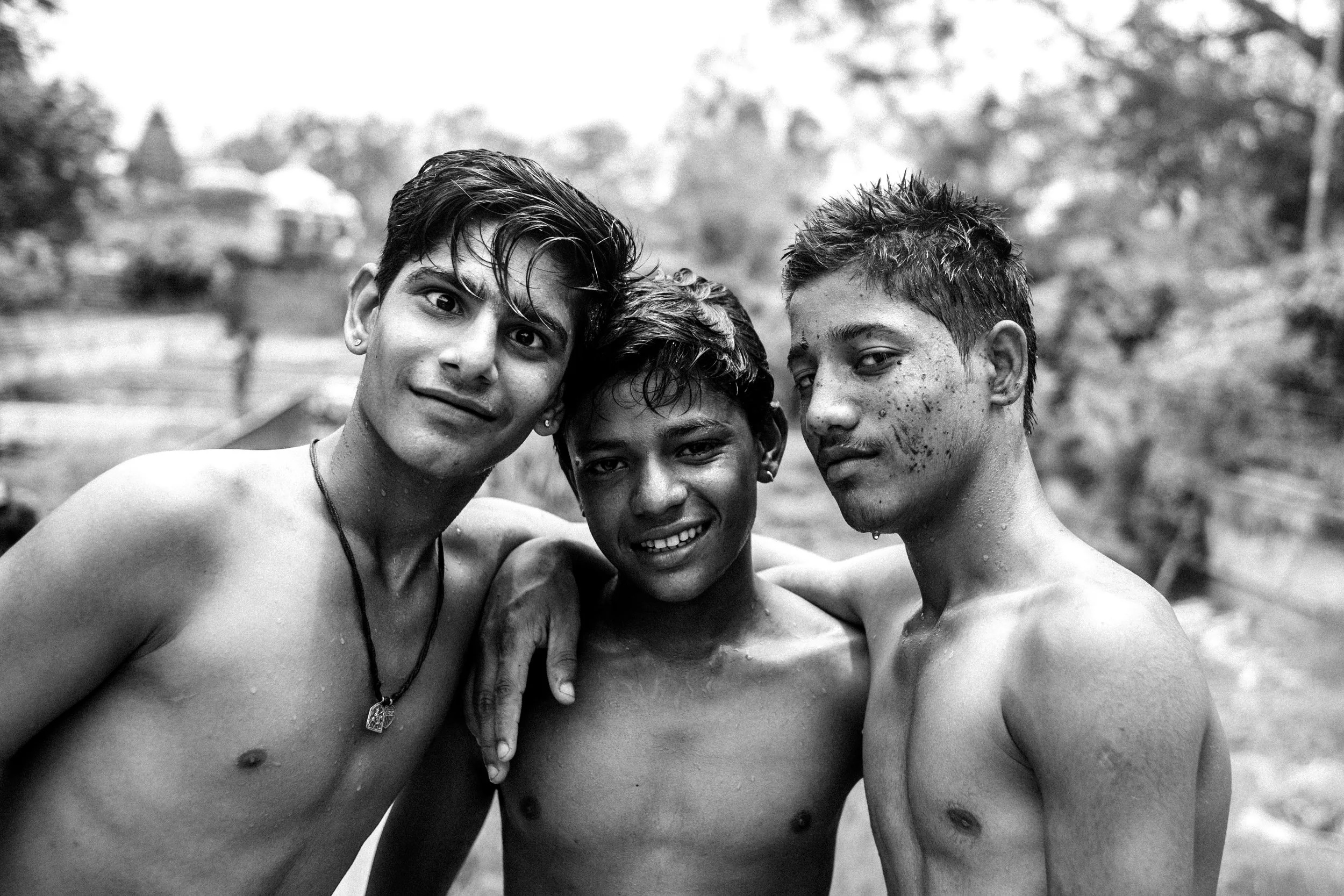 A group of children gather to catch fish for sport. - Jodhpur, India