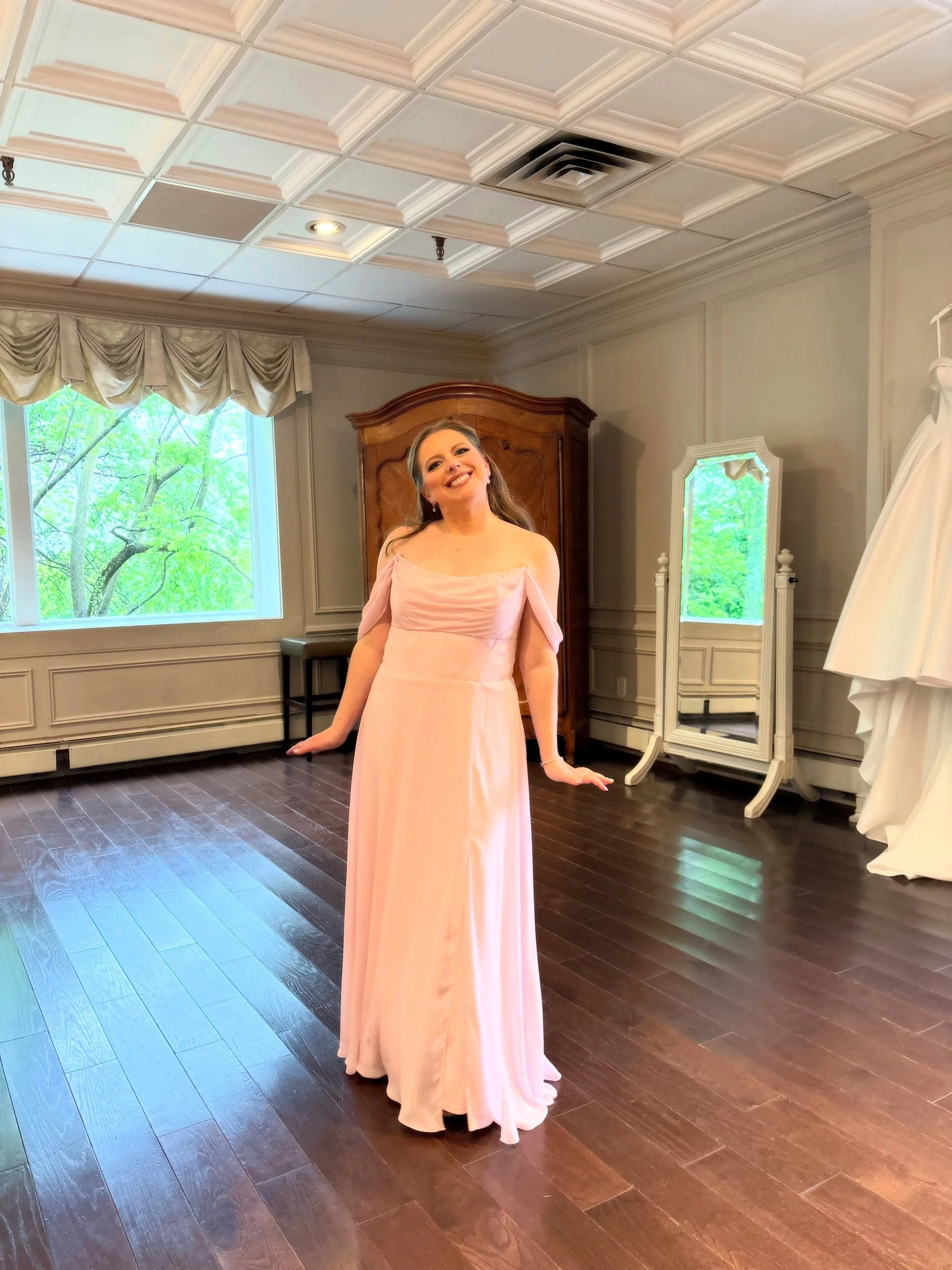 Top 3 services I provide as a bridesmaid/human: 
✨ Social media production 
✨ Key song additions to playlists
✨ Vibes.