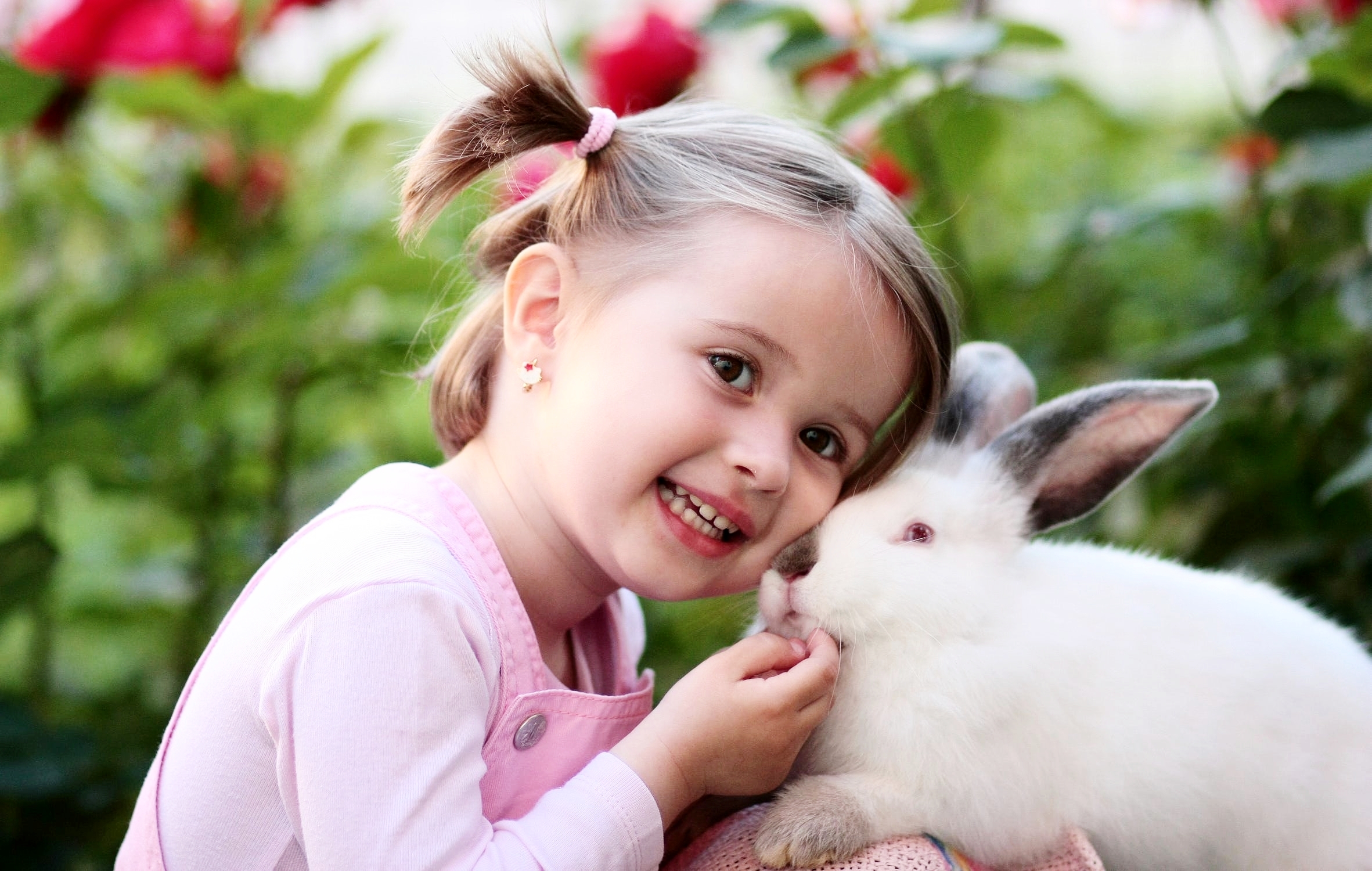girl-rabbit-friendship-love-160933.jpeg
