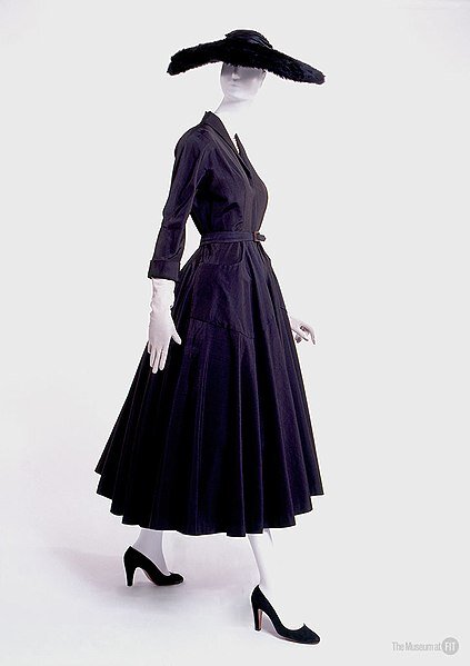 423px-1947_Nettie_Rosenstein_dress.jpg