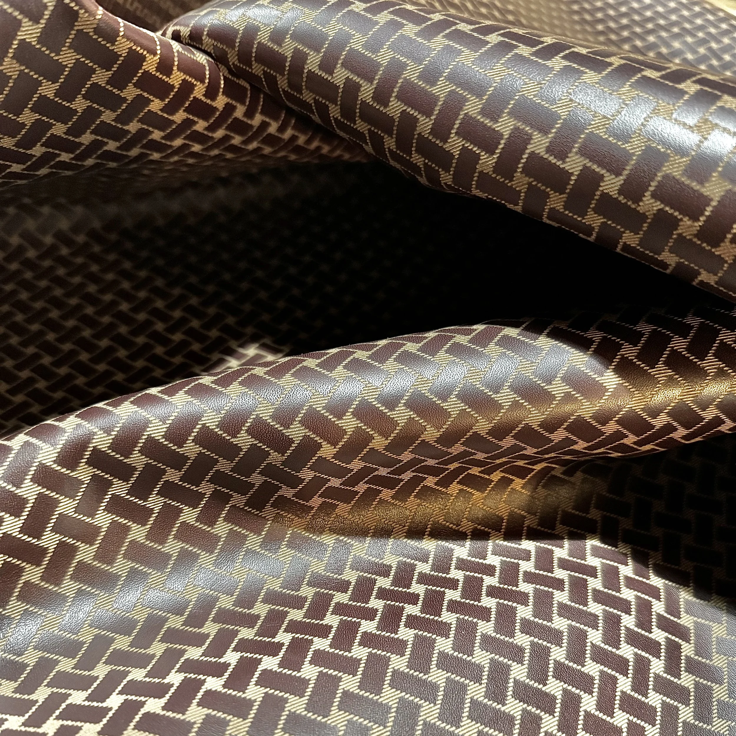 background engraved on Maude leather in color eggplant