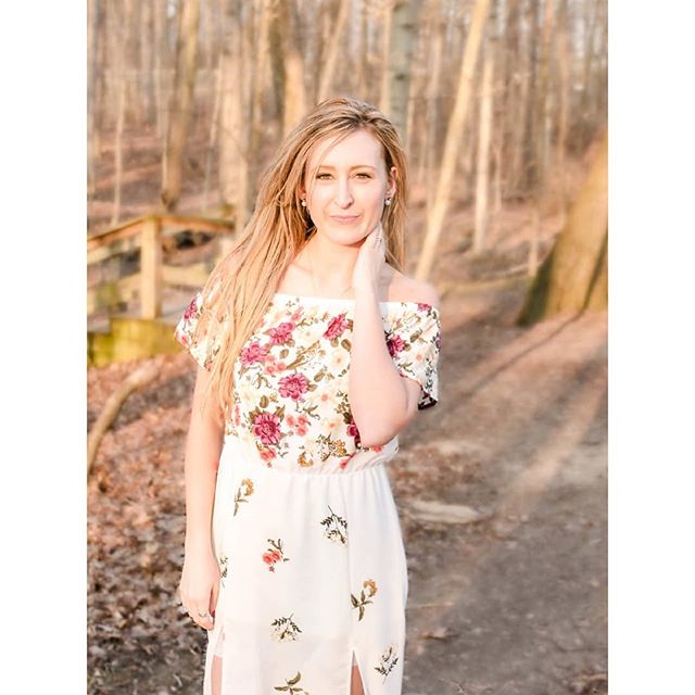 This double slit floral maxi dress is one of my favorite dresses! It's girly, classy, and sexy. Only one more left in stock!! Use code SPRING40 to save 40% off your purchase!