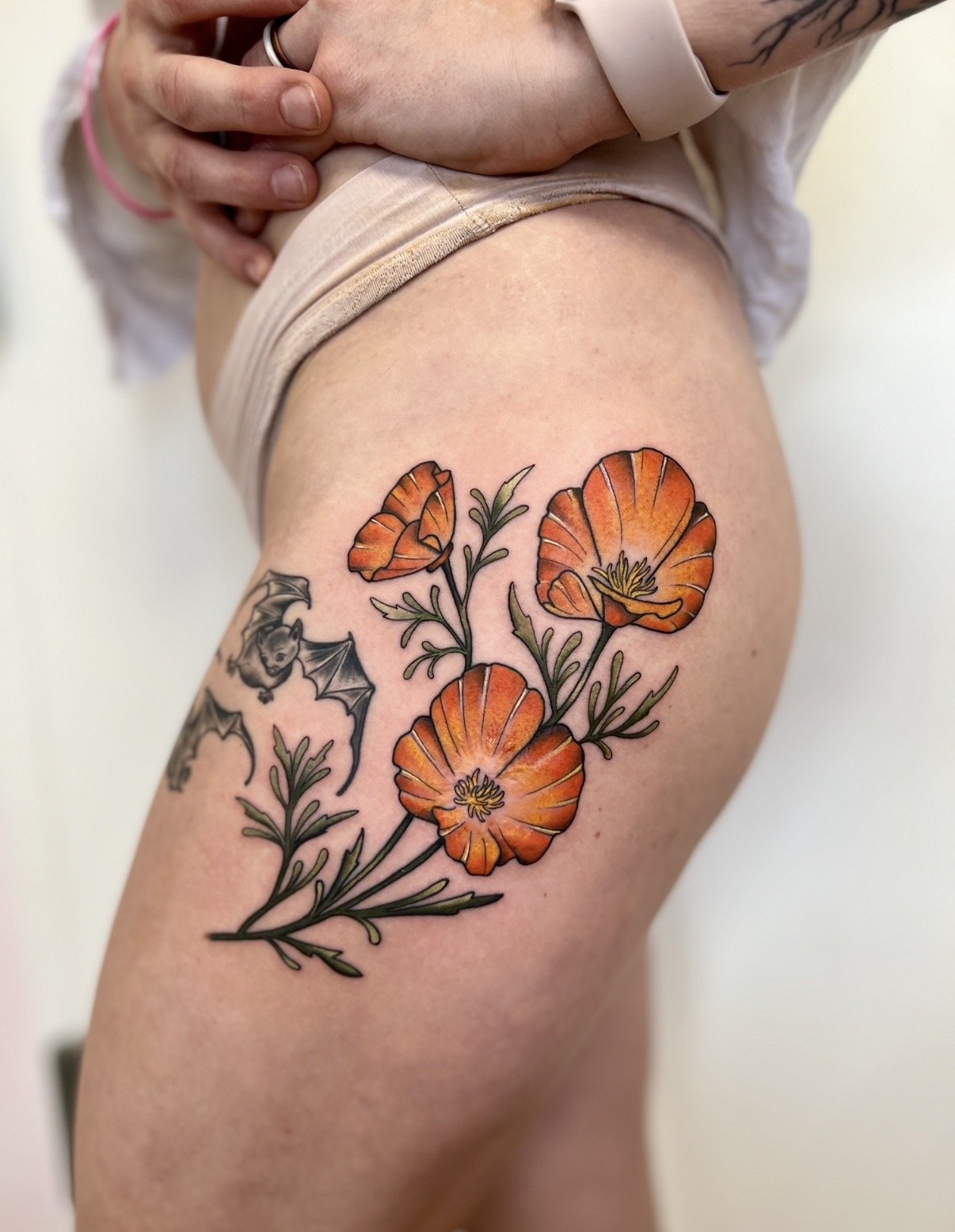 Covering a deep round scar in the center of the low flower