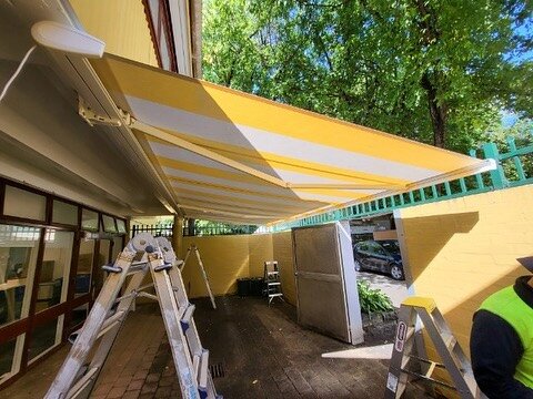 #nordicawnings #arafura #luxaflex #foldingarmawning #somfymotors #sydney #woolloomooloo Sydney Distance Education High School awning installation. Very Happy Customer with professional efficient installation and Electrician. We use the best trades fo