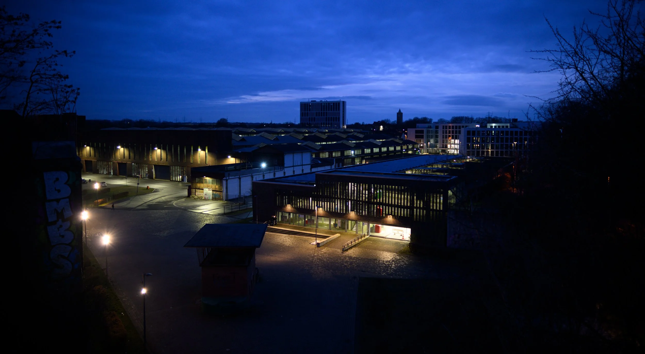 Parkhaus und Industriehallen am Bochumer Westpark