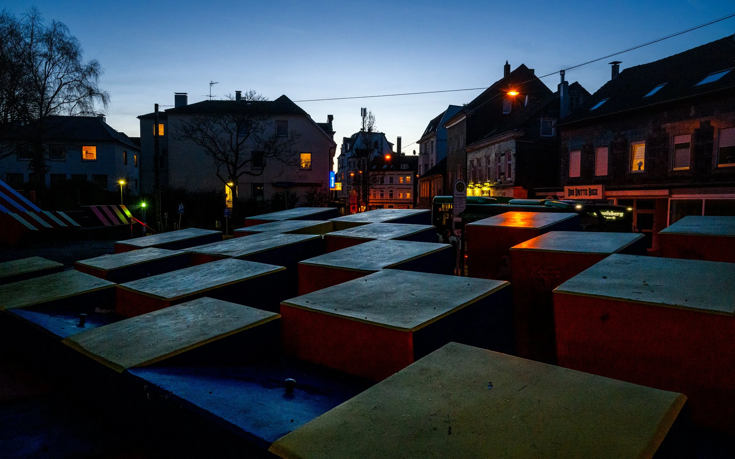 Farbige Betonblöcke vor dem Kreishaus in Schwelm.