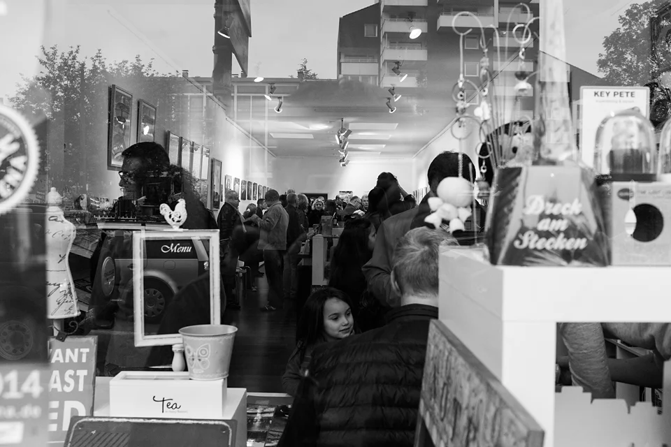 Blick durch das Schaufenster der Sold Out Gallery während der Vernissage zur Ausstellung "Bochum in Bildern Nr.1"