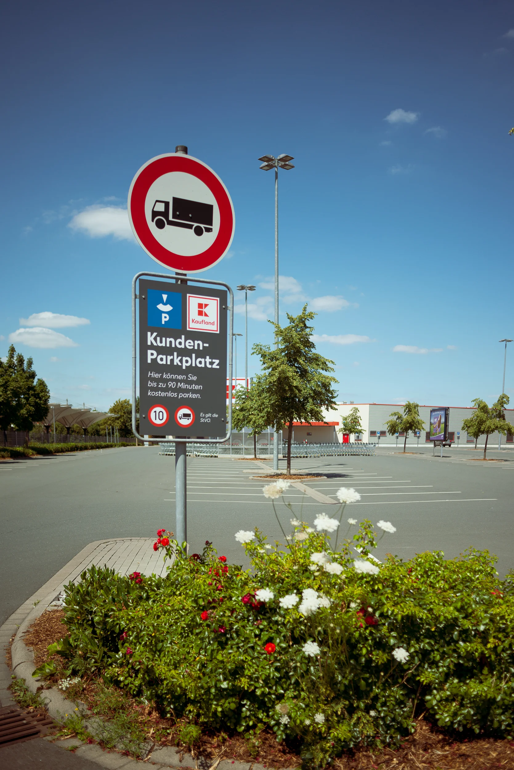 Supermarkt-Parkplatz_Kaufland_20180708_0310_2500px.jpg