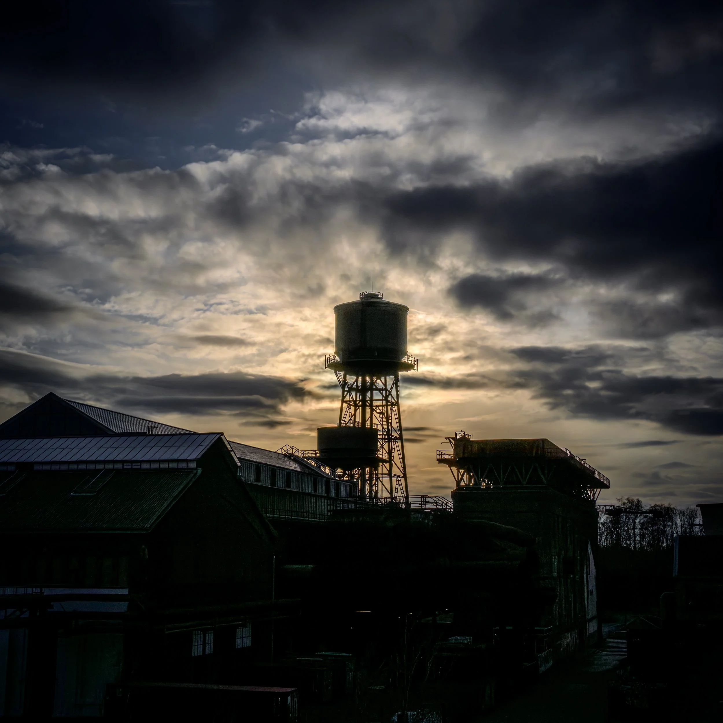 Wasserturm des Bochumer Westparks vor dramatischem Himmel.