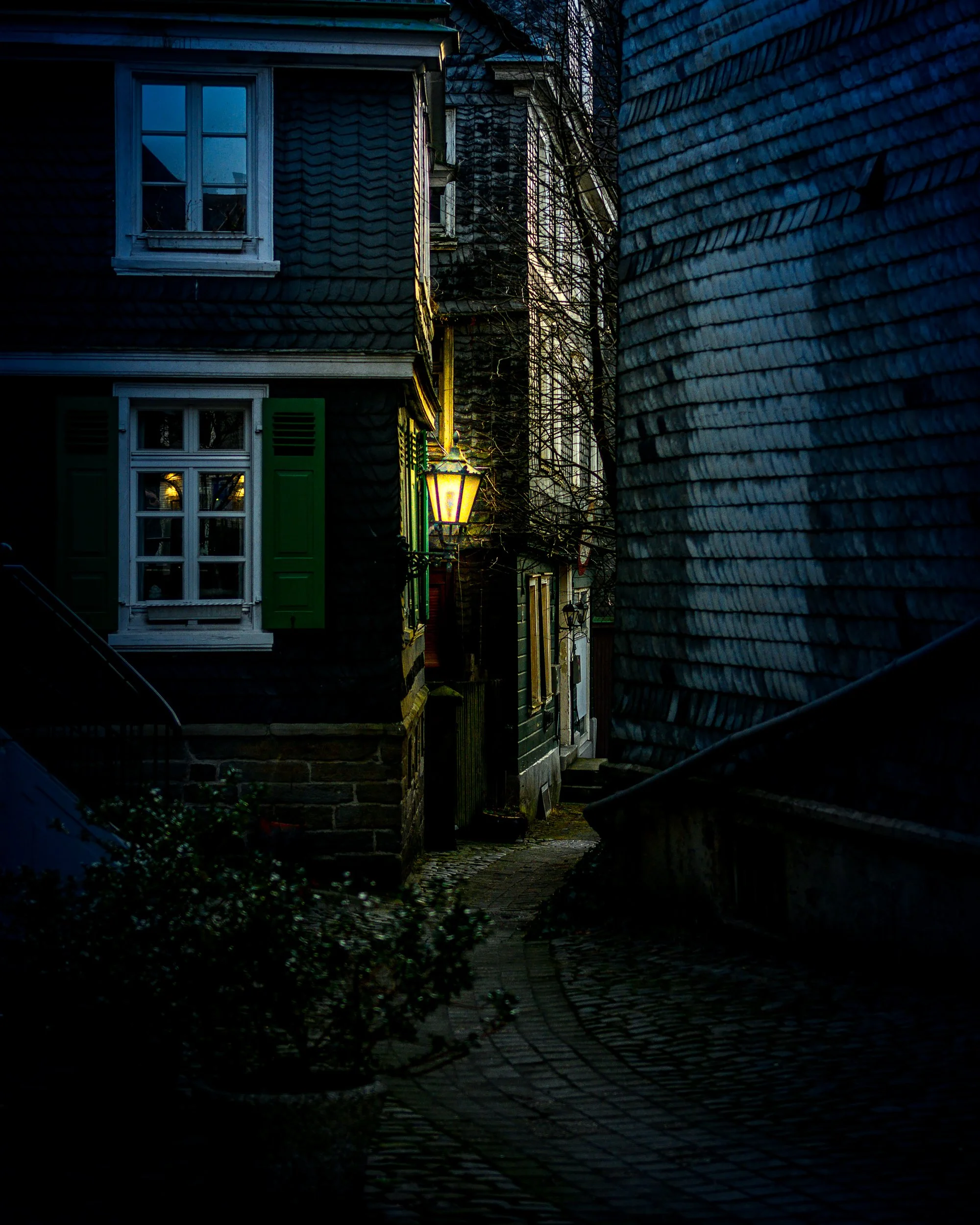 Enge Gasse mit Laterne in der Schwelmer Altstadt.