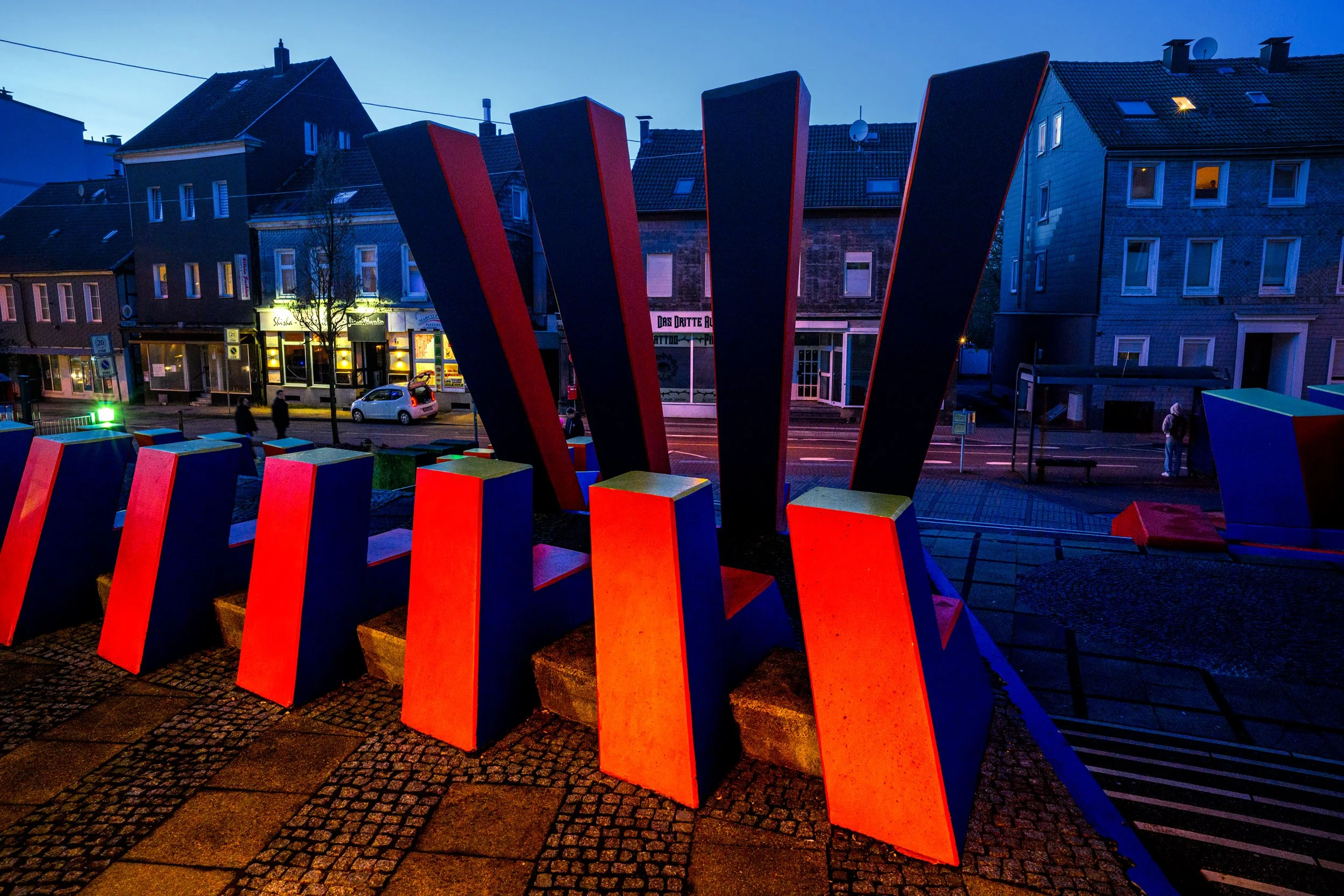 Farbige Betonblöcke vor dem Kreishaus in Schwelm.