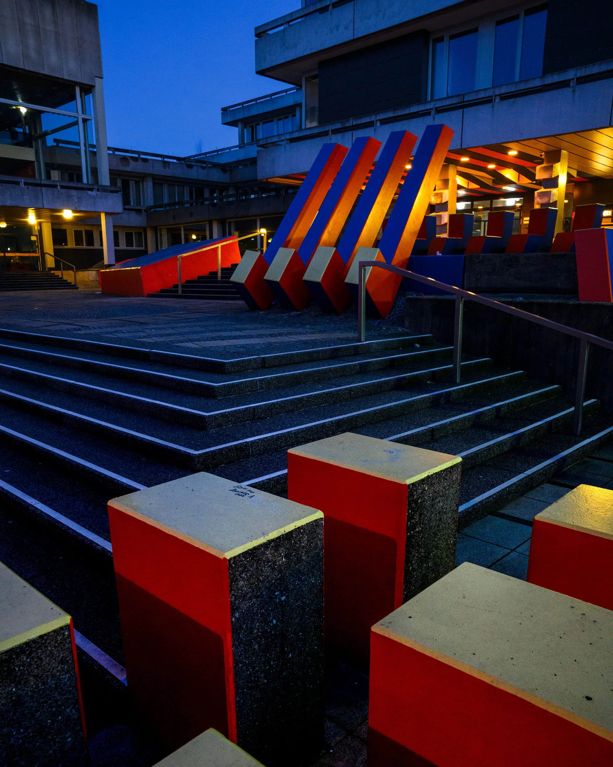 Farbige Betonblöcke vor dem Kreishaus in Schwelm.
