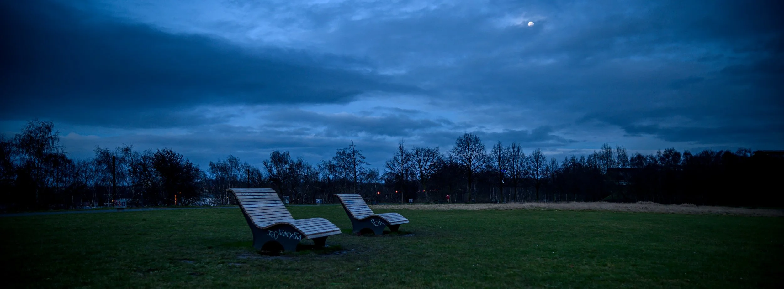 Sitzgelegenheit im Bochumer Westpark bei beinahe Vollmond.