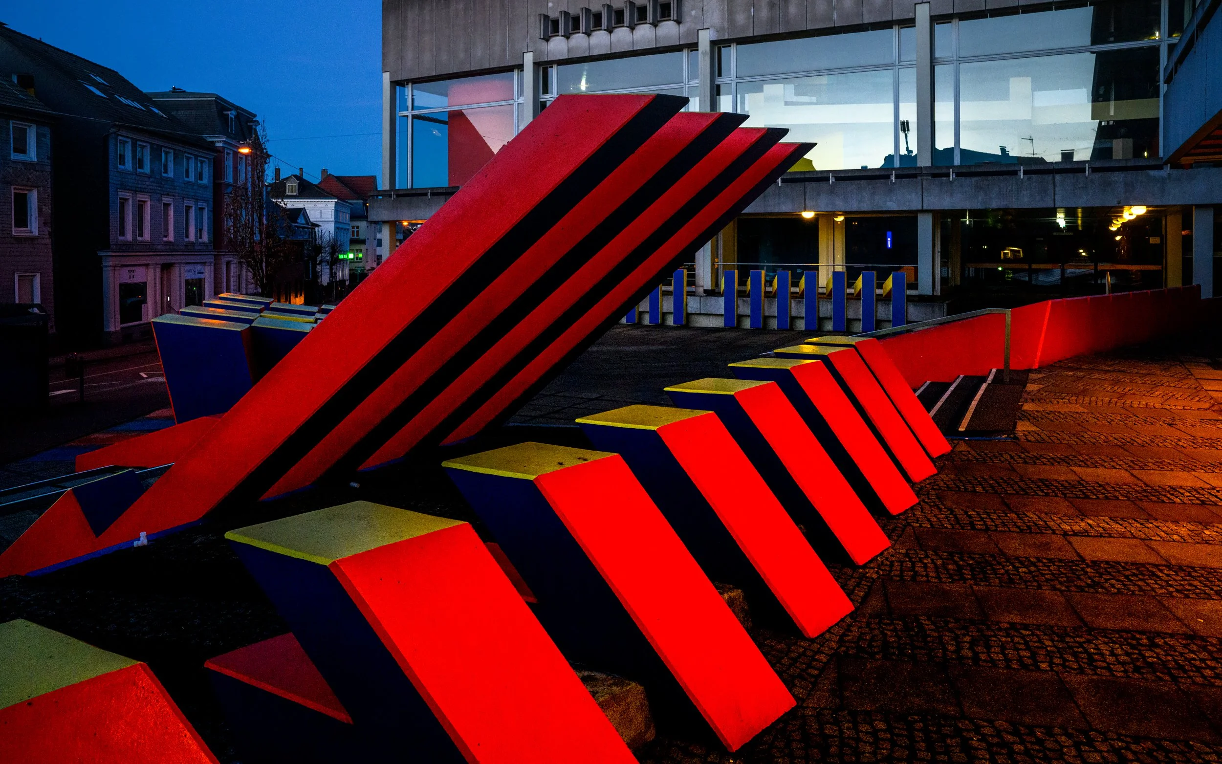 Farbige Betonblöcke vor dem Kreishaus in Schwelm.