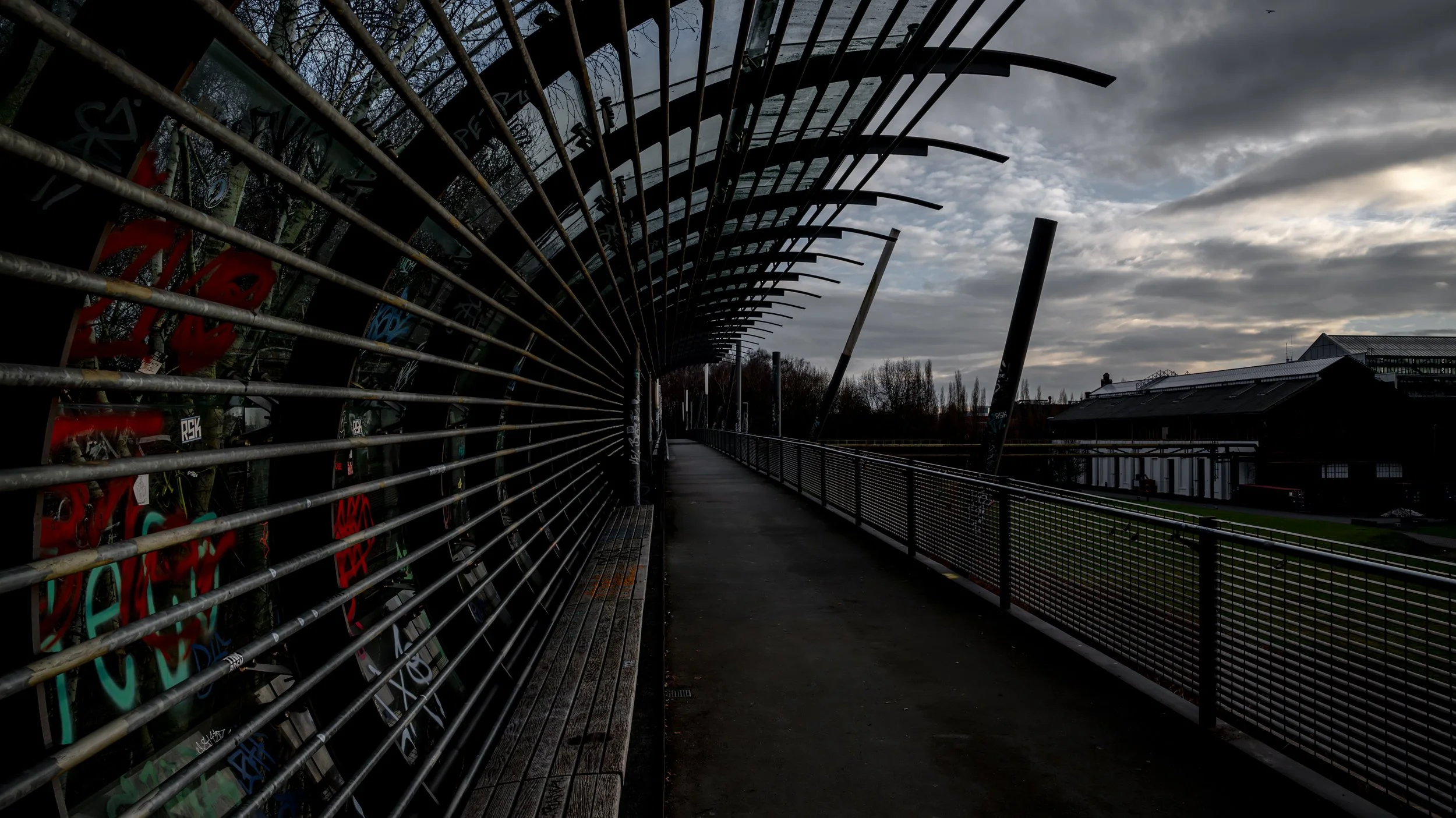 Brücke mit Sitzgelegenheit (Bank) im Bochumer Westpark.