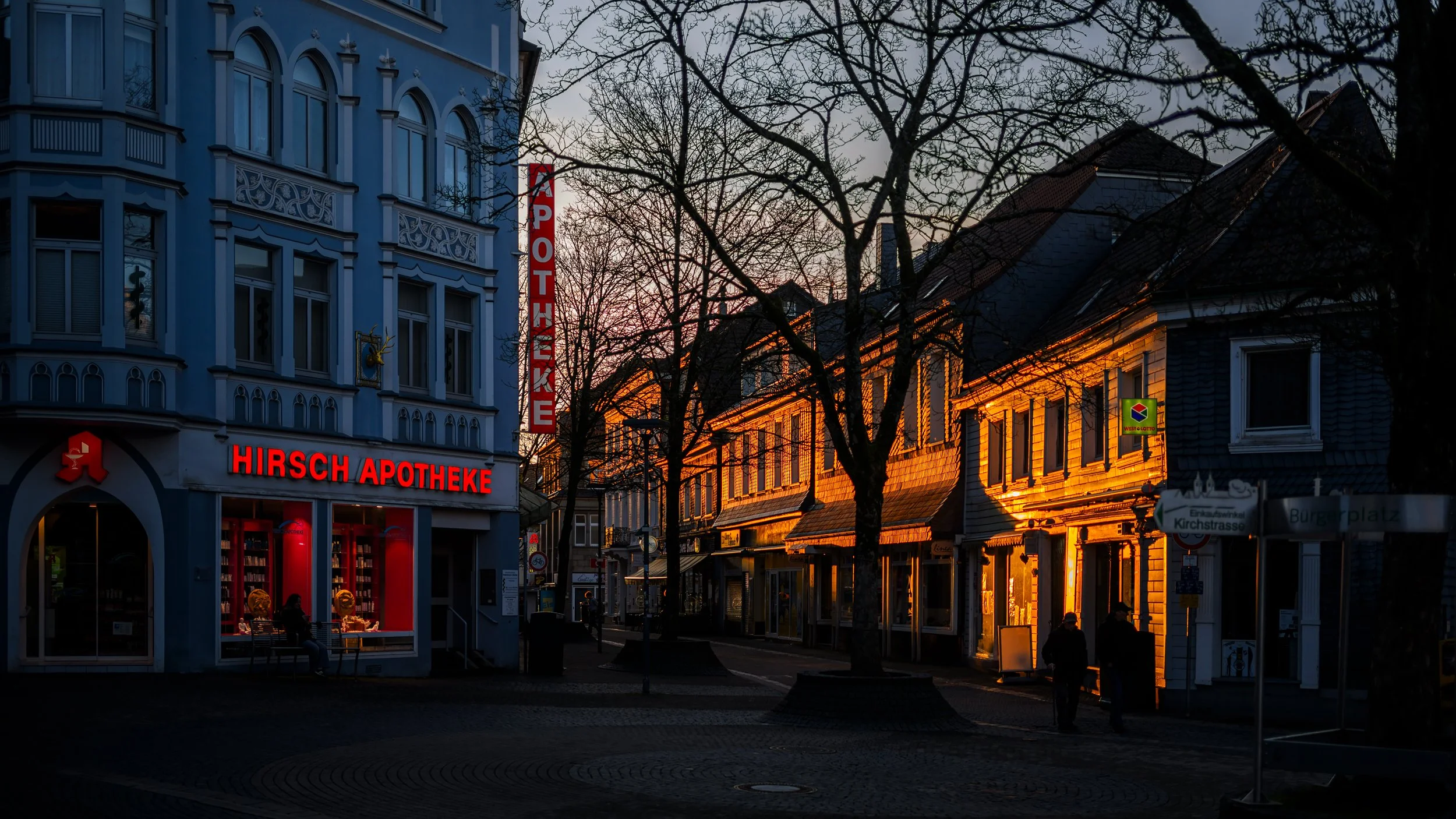 Wames Licht der untergehenden Sonne auf Fassaden der Schwelmer Altstadt.