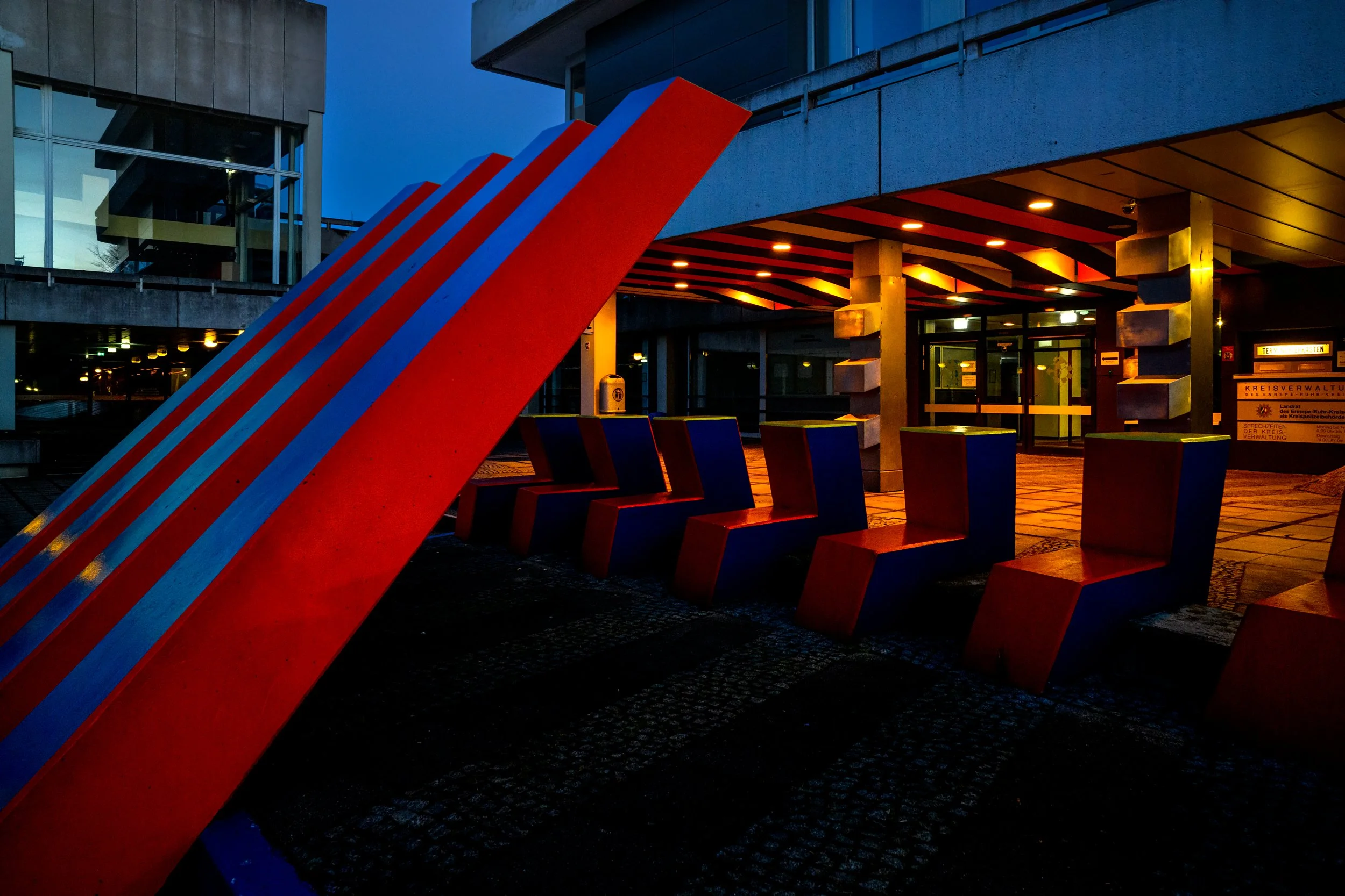 Farbige Betonblöcke vor dem Kreishaus in Schwelm.