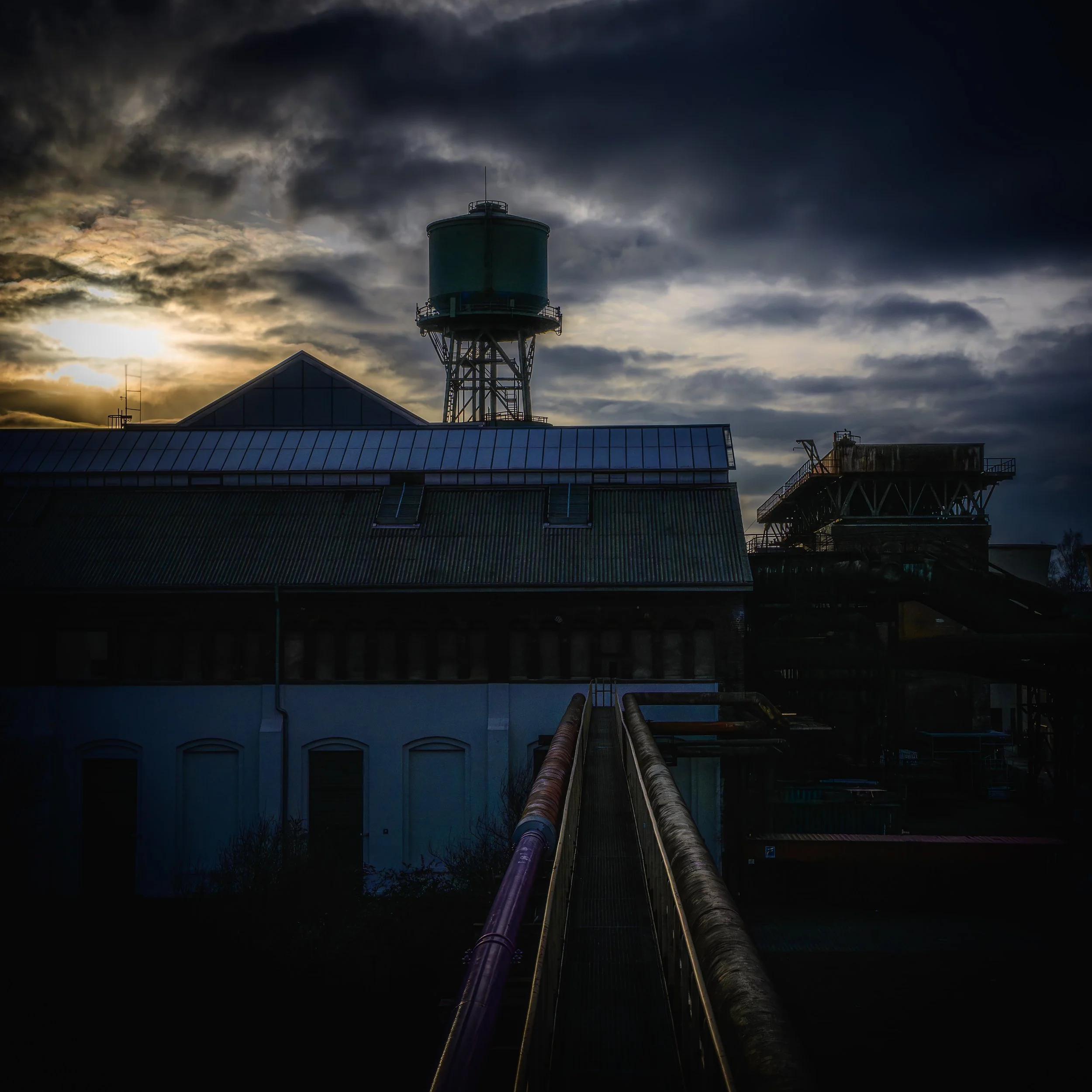 Wasserturm des Bochumer Westparks vor dramatischem Himmel.
