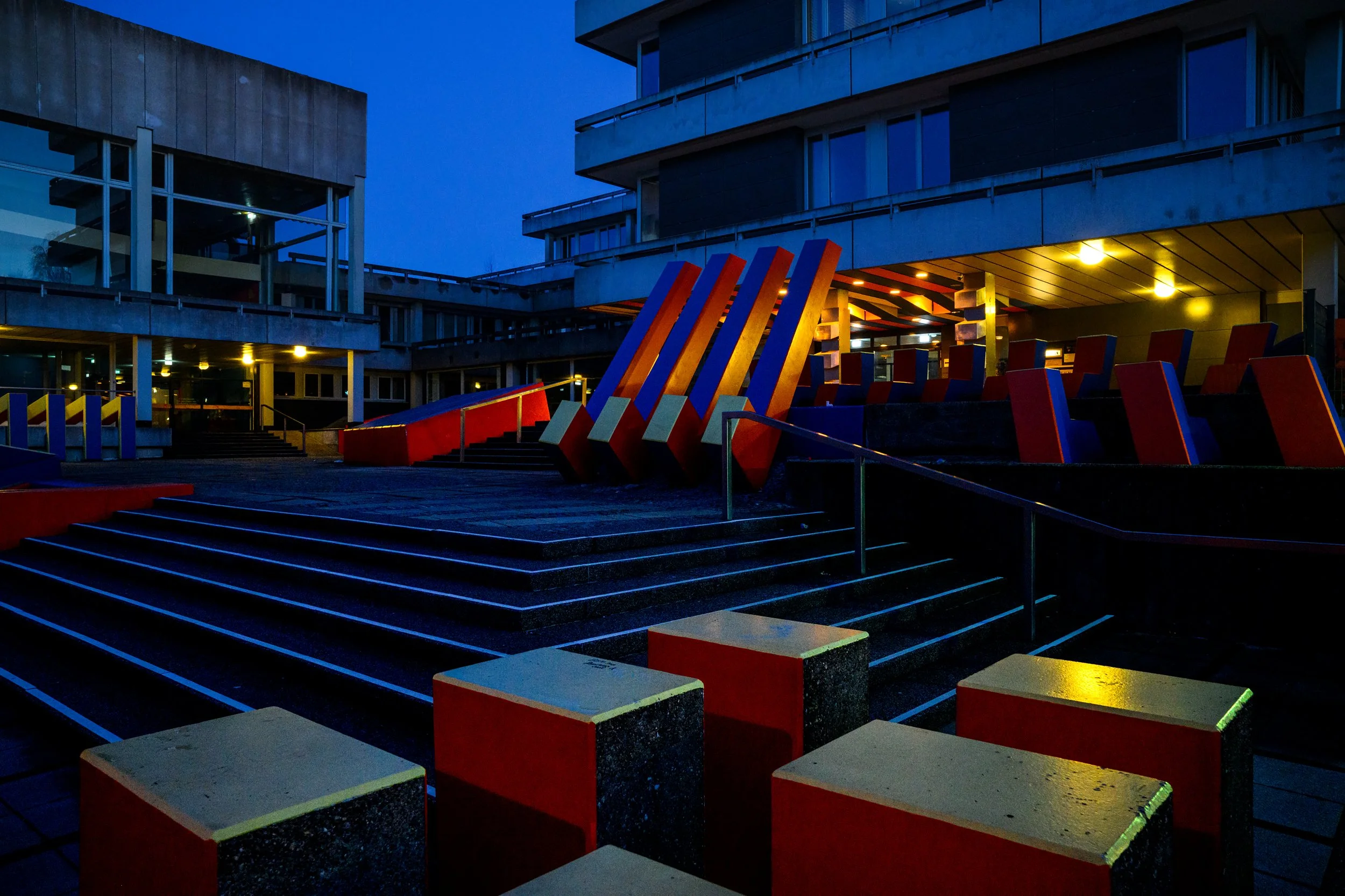 Farbige Betonblöcke vor dem Kreishaus in Schwelm.