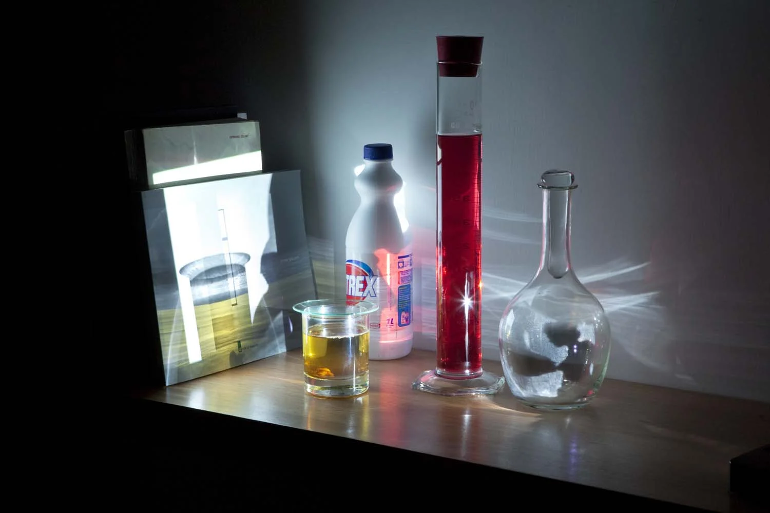 Do ut des , 2012 mensola in legno, libri, vetro, videoproiezione (wood shelf, books, glass, videoprojection) cm. 110x39
