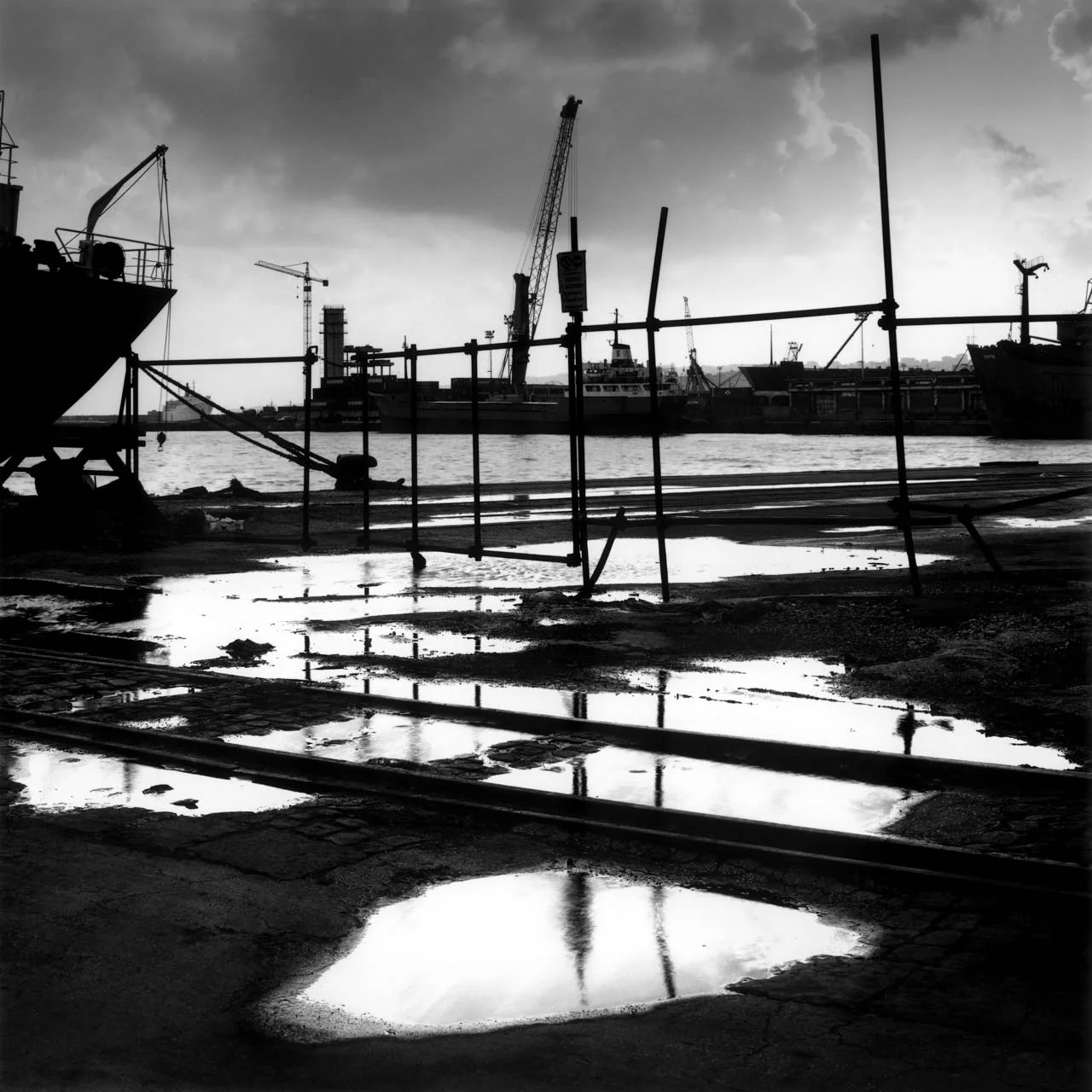 Pozzanghere, porto di Napoli, 2001 Stampa digitale su carta Hahnemuhle, cm 100x100 / 120x120 / 140x140 (ed. 6 + 1AP)