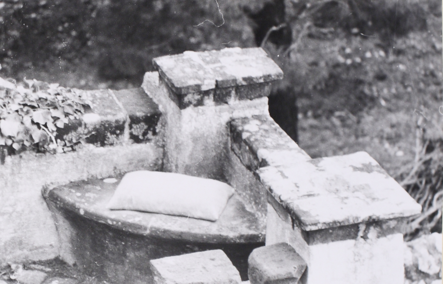 Ettore Spalletti, cuscino (Pillow), 1976, cemento (Concrete)