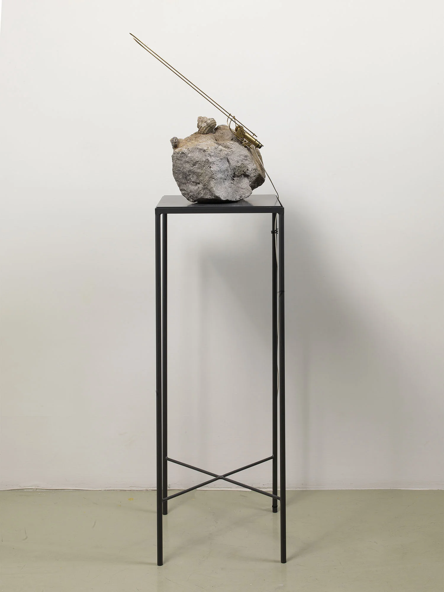 Rebecca Horn Grillengesang, 2013, pietra, conchiglie, rame, congegno elettronico, motore elettrico, acciaio (stone, shells, copper, electronic device, motor steel 2013 cm 48x48x23 pedestal 97x35x35