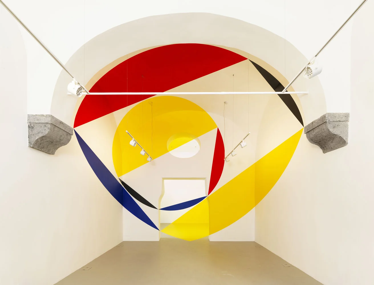 Felice Varini, Rosso nero giallo blu per scudo trapezio e disco , 11 ottobre 2014 (Red black yellow blue for shield trapeze and disk) - comunicato stampa / press release © Luciano Romano