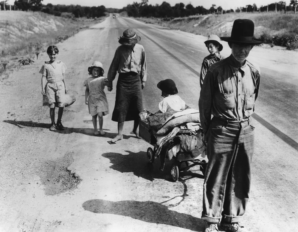 Dorothea Lange, Family , Five Children and no Car , Oklahoma, 1938, cm 31x40, framed cm 55x55