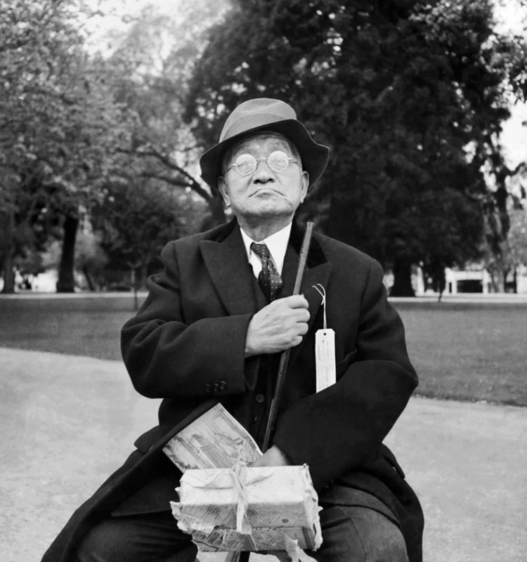 Dorothea Lange, Japanese Man Wearing Hat , Parcel in Hand, California, 1942, cm 37,5x40, framed cm 55x55