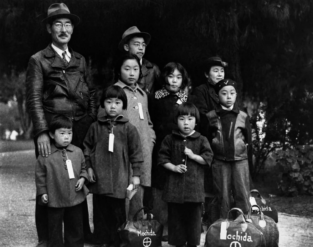 Dorothea Lange, Japanese Family Wearing Identification Tags , Hayward, California, 1942, cm 31,6x40, framed cm 55x55