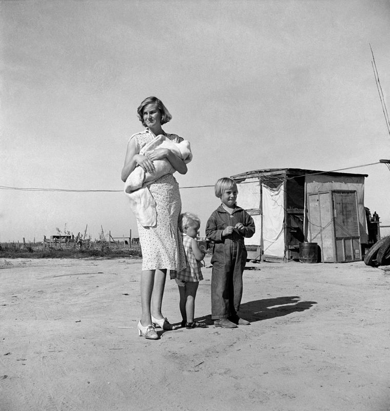 Dorothea Lange, Family of Rural Rehabilitation Client , California, 1938, cm 38x40, framed cm 55x55