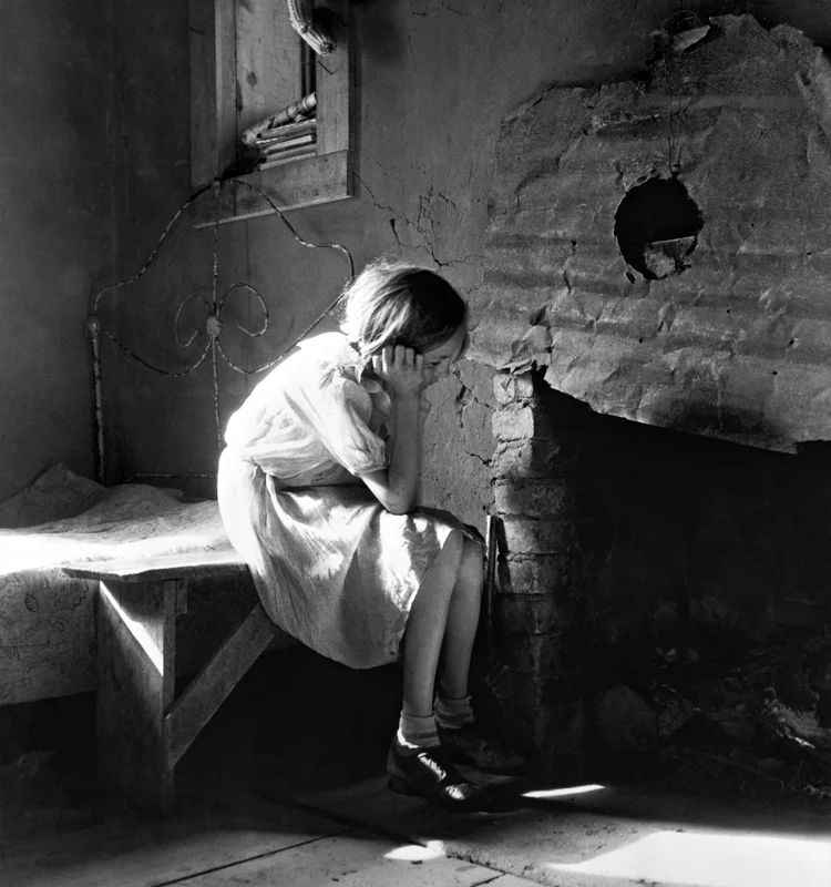 Dorothea Lange, Resettled Farm Child from Taos Junction to Bosque Farms Project, New Mexico, 1935, cm 37,5x40, framed cm 55x55
