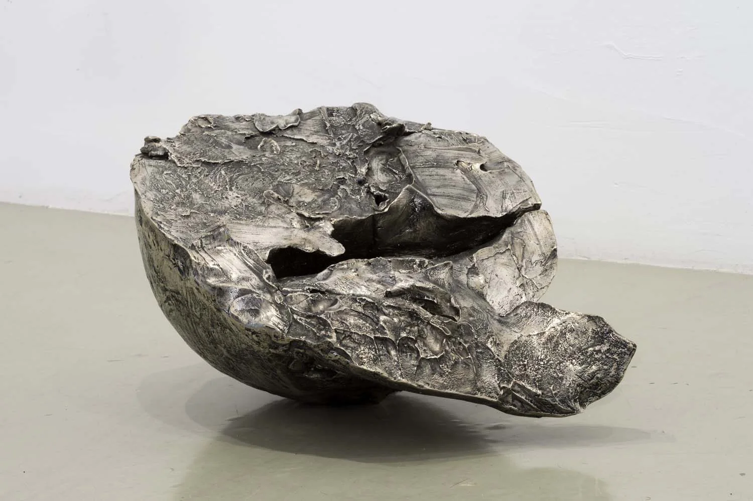 Palla (casa) , 2017, bronzo bianco, cm 61x2095x23